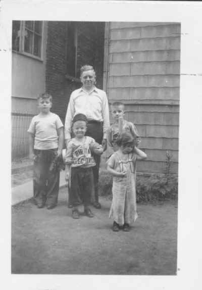 gramps&kids.jpg (86956 bytes)